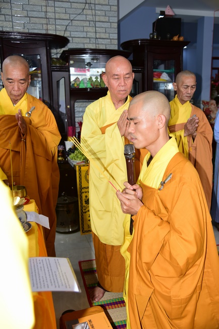 Praying for souls' rebirth at Bao Loc Pass and freeing creatures