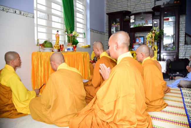 Praying for souls' rebirth at Bao Loc Pass and freeing creatures