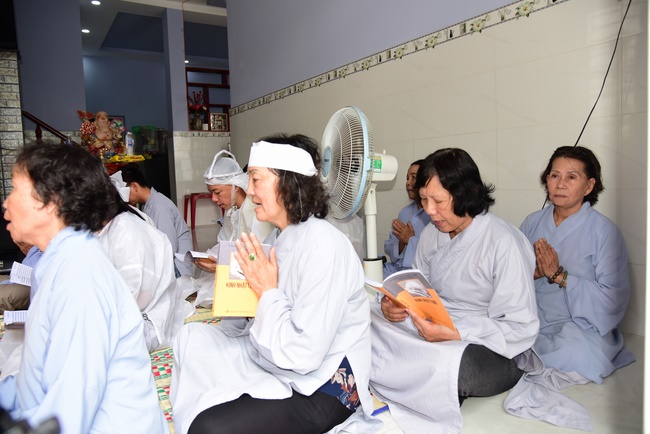 Praying for souls' rebirth at Bao Loc Pass and freeing creatures