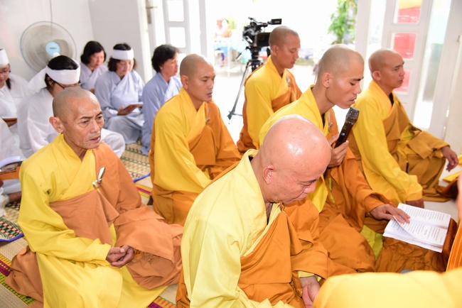 Praying for souls' rebirth at Bao Loc Pass and freeing creatures