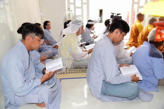 Praying for souls' rebirth at Bao Loc Pass and freeing creatures