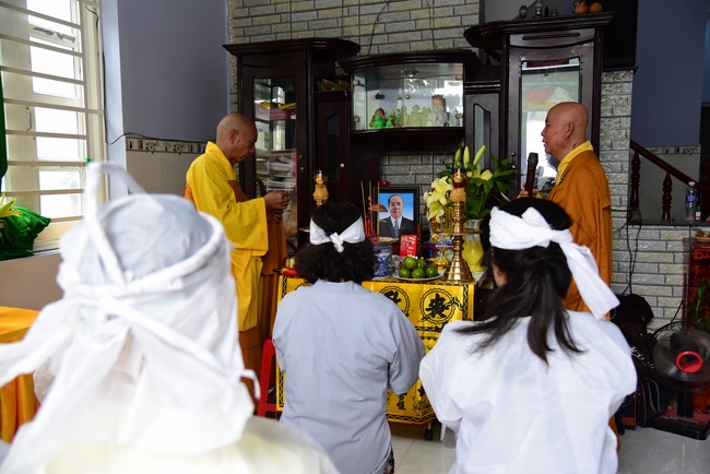 Praying for souls' rebirth at Bao Loc Pass and freeing creatures