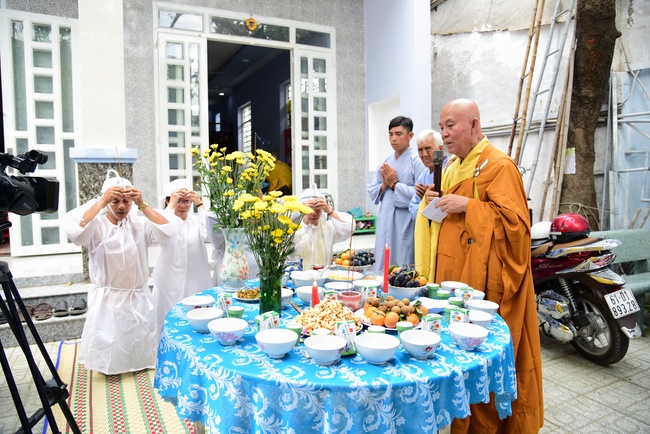 Praying for souls' rebirth at Bao Loc Pass and freeing creatures