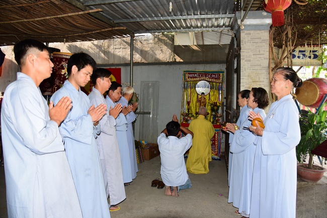 Praying for souls' rebirth at Bao Loc Pass and freeing creatures