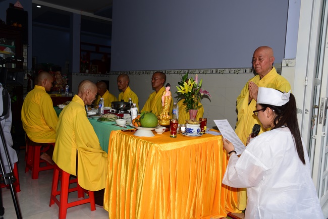 Praying for souls' rebirth at Bao Loc Pass and freeing creatures