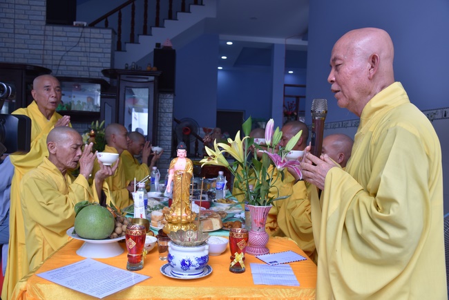 Praying for souls' rebirth at Bao Loc Pass and freeing creatures