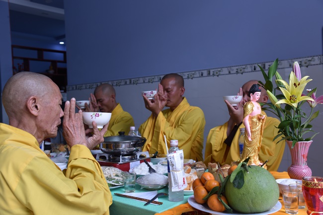 Praying for souls' rebirth at Bao Loc Pass and freeing creatures