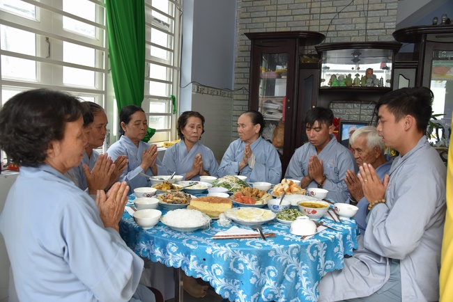 Praying for souls' rebirth at Bao Loc Pass and freeing creatures