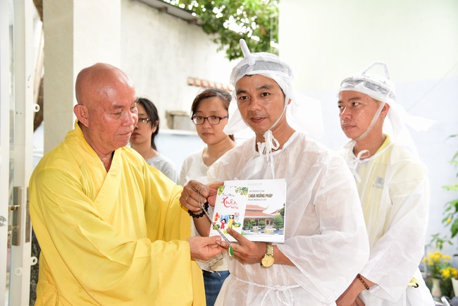 Praying for souls' rebirth at Bao Loc Pass and freeing creatures