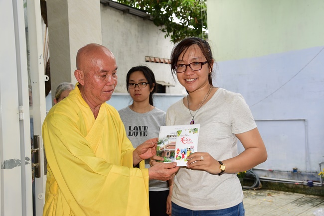 Praying for souls' rebirth at Bao Loc Pass and freeing creatures