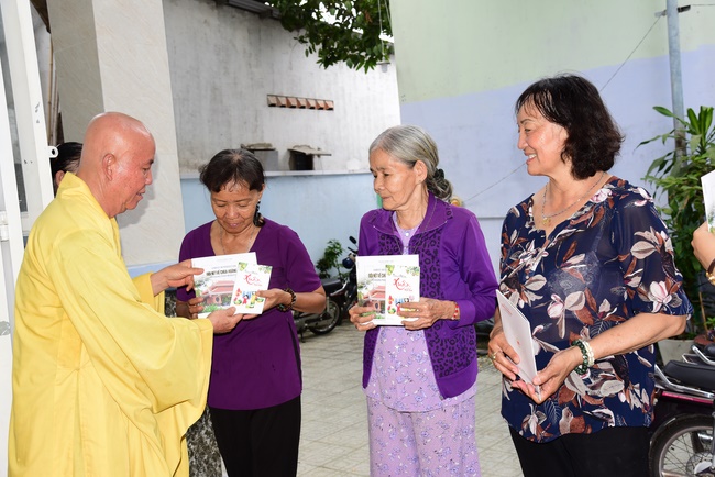 Praying for souls' rebirth at Bao Loc Pass and freeing creatures