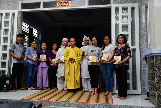 Praying for souls' rebirth at Bao Loc Pass and freeing creatures