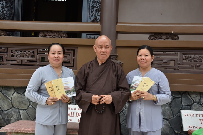 Praying for souls' rebirth at Bao Loc Pass and freeing creatures