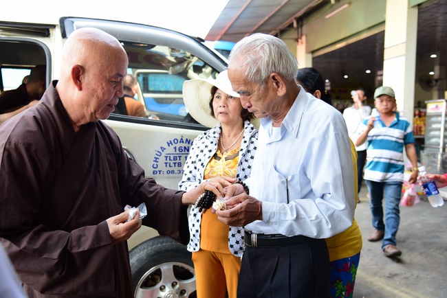 Praying for souls' rebirth at Bao Loc Pass and freeing creatures