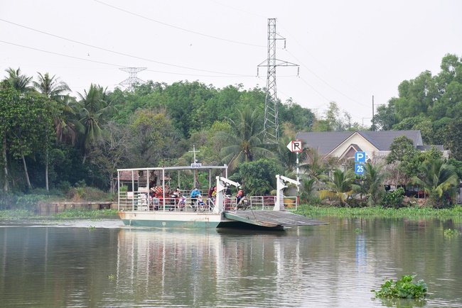 Praying for souls' rebirth at Bao Loc Pass and freeing creatures