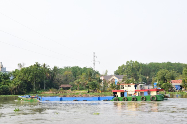 Praying for souls' rebirth at Bao Loc Pass and freeing creatures