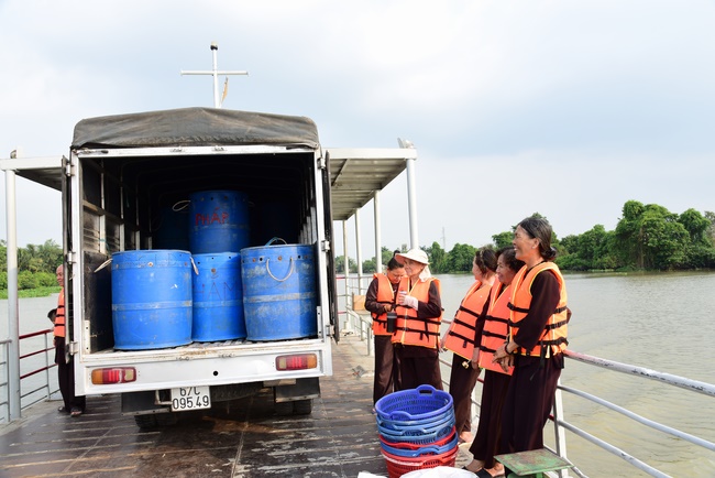 Praying for souls' rebirth at Bao Loc Pass and freeing creatures