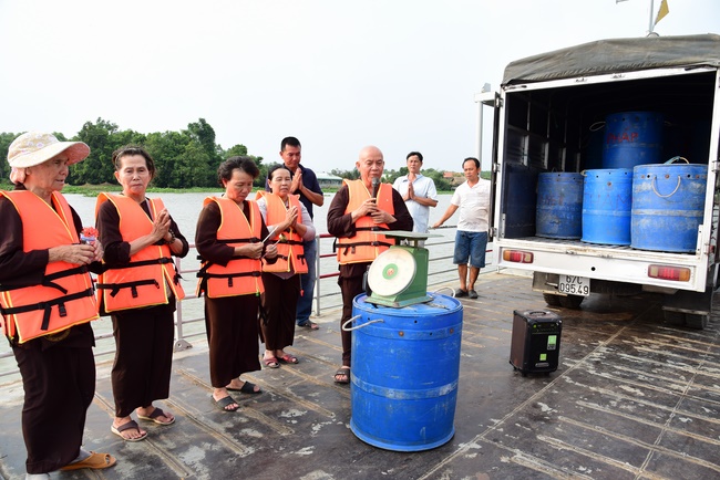 Praying for souls' rebirth at Bao Loc Pass and freeing creatures