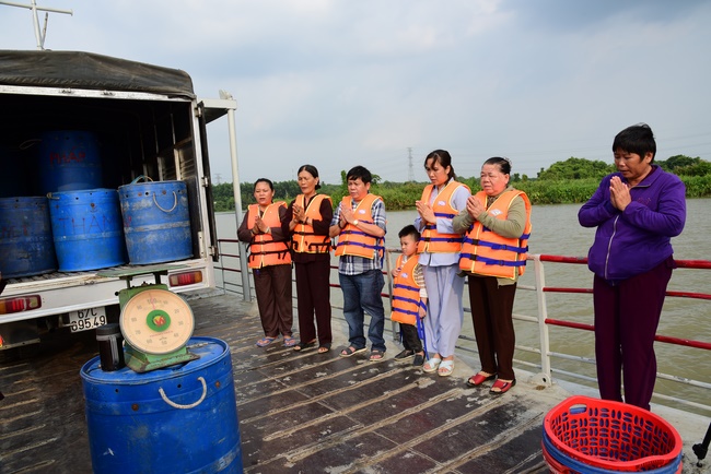 Praying for souls' rebirth at Bao Loc Pass and freeing creatures