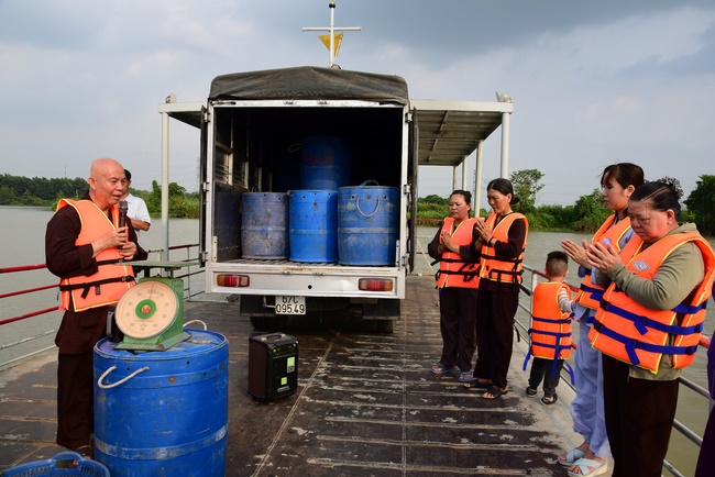 Praying for souls' rebirth at Bao Loc Pass and freeing creatures