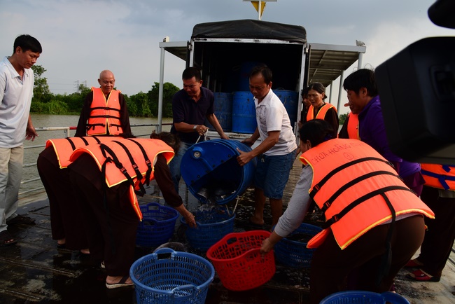 Praying for souls' rebirth at Bao Loc Pass and freeing creatures