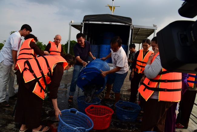 Praying for souls' rebirth at Bao Loc Pass and freeing creatures