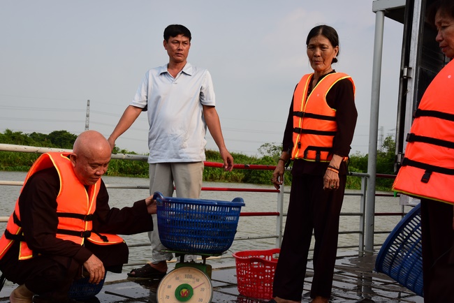 Praying for souls' rebirth at Bao Loc Pass and freeing creatures