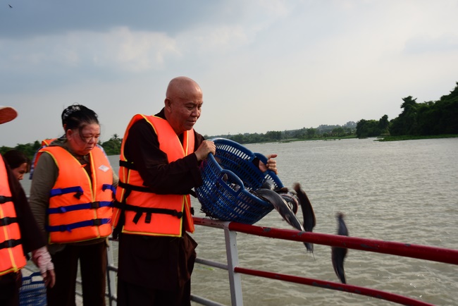 Praying for souls' rebirth at Bao Loc Pass and freeing creatures