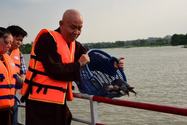Praying for souls' rebirth at Bao Loc Pass and freeing creatures