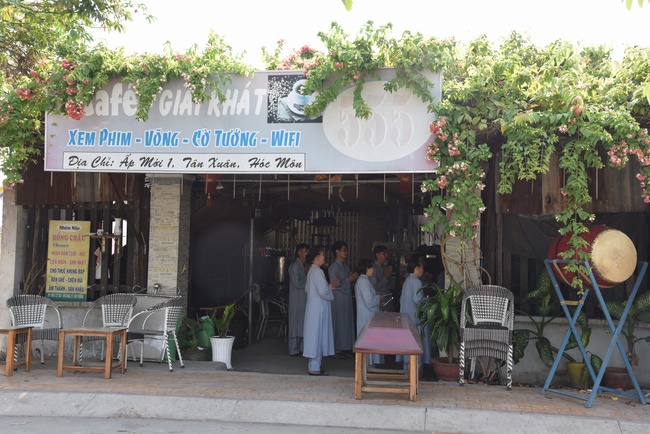 Praying for souls' rebirth at Bao Loc Pass and freeing creatures