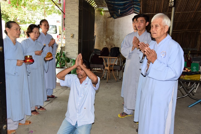 Praying for souls' rebirth at Bao Loc Pass and freeing creatures