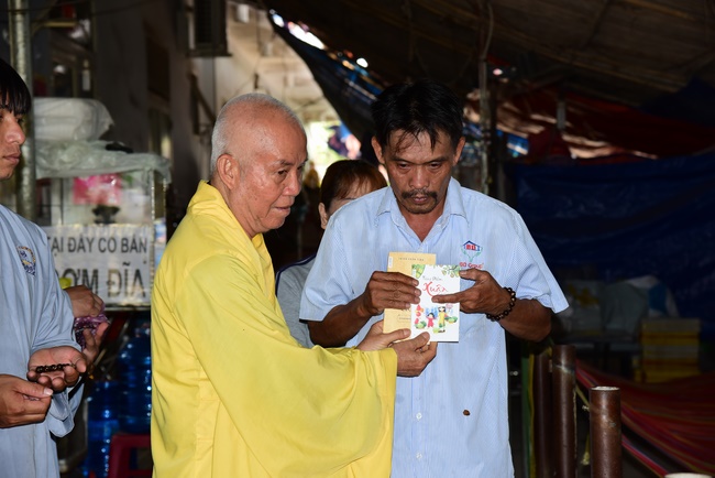 Praying for souls' rebirth at Bao Loc Pass and freeing creatures