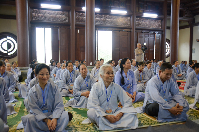 The  2nd day of the retreat Zen–Reciting the Buddha name at Tay Khanh Pagoda.