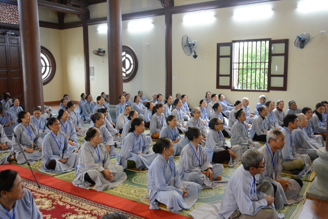 The  2nd day of the retreat Zen–Reciting the Buddha name at Tay Khanh Pagoda.