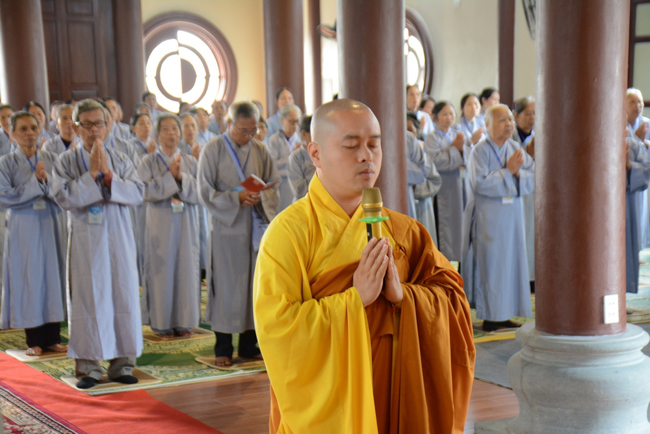 The  2nd day of the retreat Zen–Reciting the Buddha name at Tay Khanh Pagoda.