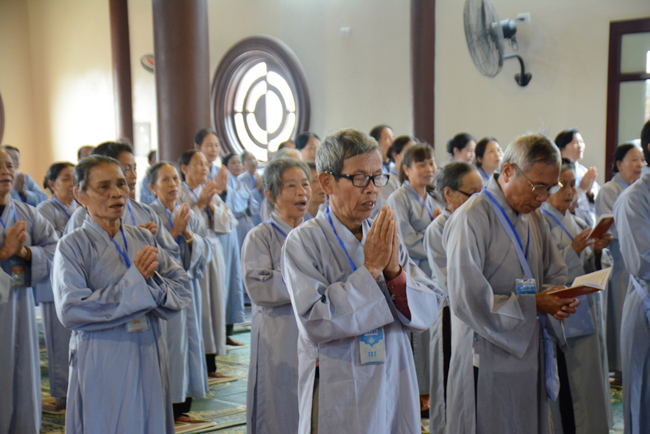The  2nd day of the retreat Zen–Reciting the Buddha name at Tay Khanh Pagoda.