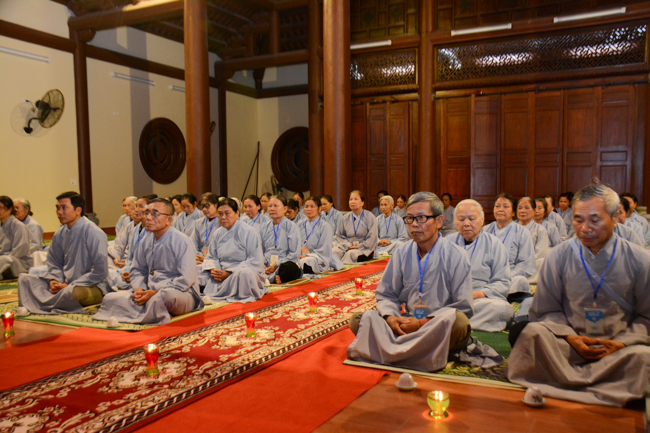 The  2nd day of the retreat Zen–Reciting the Buddha name at Tay Khanh Pagoda.