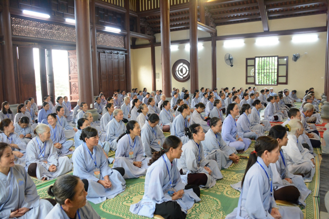 The  2nd day of the retreat Zen–Reciting the Buddha name at Tay Khanh Pagoda.