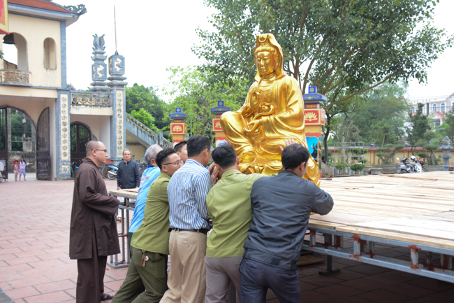 The lantern-flower night commemorating to Bodhisattva Avalokitesvara at Tay Khanh Pagoda.
