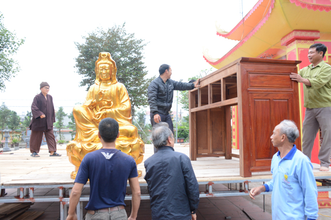 The lantern-flower night commemorating to Bodhisattva Avalokitesvara at Tay Khanh Pagoda.