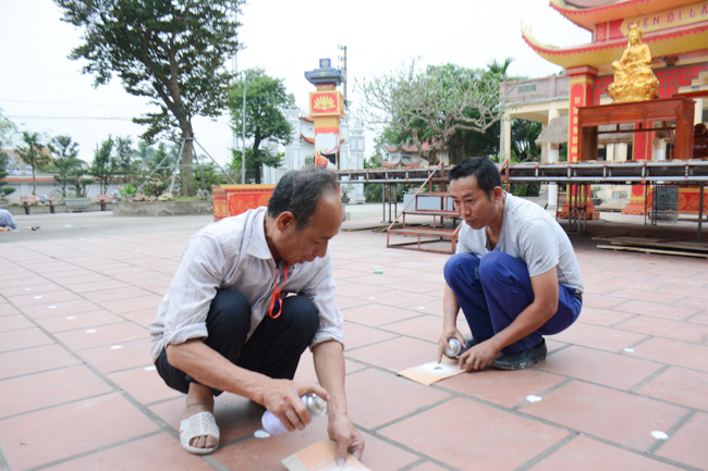 The lantern-flower night commemorating to Bodhisattva Avalokitesvara at Tay Khanh Pagoda.