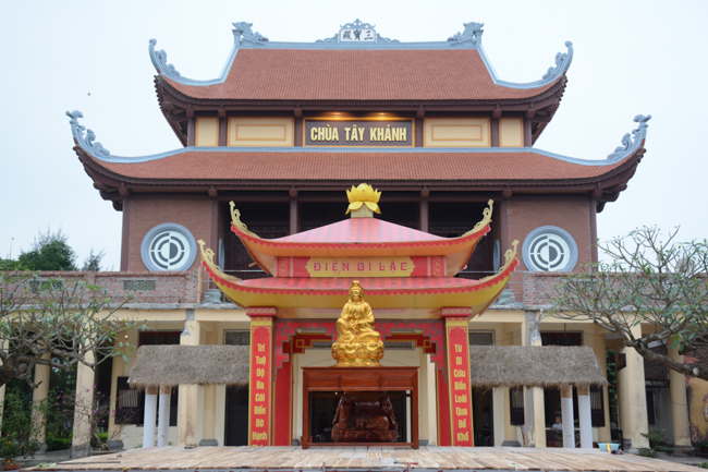 The lantern-flower night commemorating to Bodhisattva Avalokitesvara at Tay Khanh Pagoda.