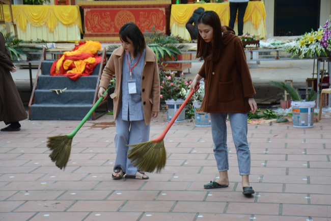 The lantern-flower night commemorating to Bodhisattva Avalokitesvara at Tay Khanh Pagoda.