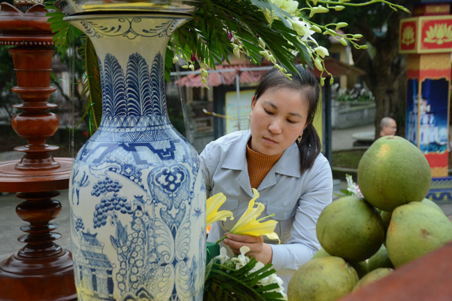 The lantern-flower night commemorating to Bodhisattva Avalokitesvara at Tay Khanh Pagoda.