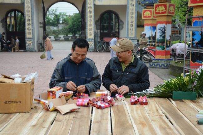 The lantern-flower night commemorating to Bodhisattva Avalokitesvara at Tay Khanh Pagoda.