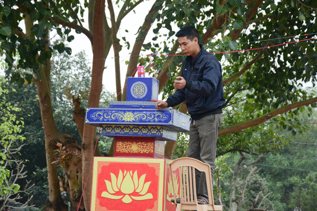 The lantern-flower night commemorating to Bodhisattva Avalokitesvara at Tay Khanh Pagoda.
