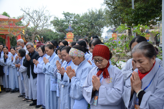 The lantern-flower night commemorating to Bodhisattva Avalokitesvara at Tay Khanh Pagoda.