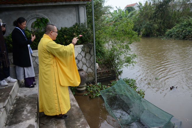 The lantern-flower night commemorating to Bodhisattva Avalokitesvara at Tay Khanh Pagoda.