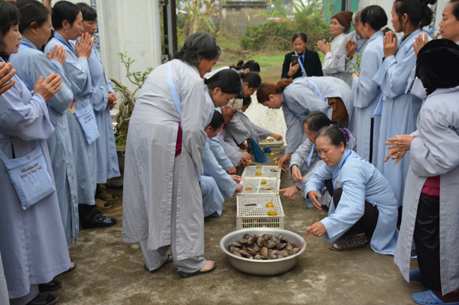 The lantern-flower night commemorating to Bodhisattva Avalokitesvara at Tay Khanh Pagoda.
