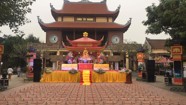 The lantern-flower night commemorating to Bodhisattva Avalokitesvara at Tay Khanh Pagoda.